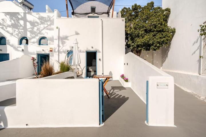 Euphoria Suites & Deluxe Studios Fira  Exterior photo